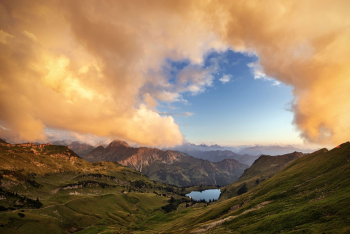 allgaeu-berge-aussicht-bergsee-seealpsee-1508212007