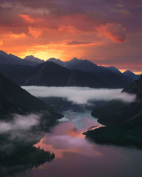 bergsee-sonnenaufgang-alpen-hochformat-1706020532