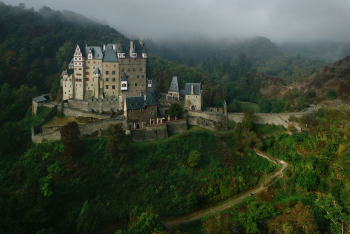 burg-eltz-von-der-seite-1609271039