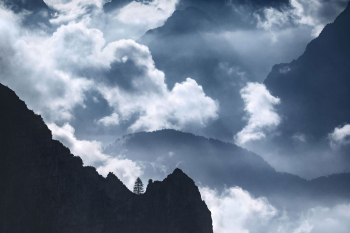 dolomiten-alpen-einsam-baum-2209230733