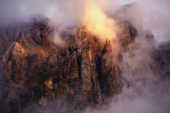 dolomiten-felswand-alpengluehen-1709161910