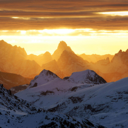 dolomiten-sonnenaufgang-gipfel-1702170823