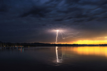 gewitter-blitz-spiegelung-reflektion-chiemsee-bayern-2207222012