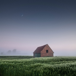 haus-huette-landschaft-mond-1905290409