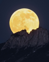 kampenwand-gipfelkreuz-vollmond-2205151956