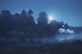 kloster-bayern-mond-1605210459