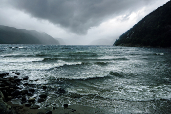 norwegen-fjord-wolken-wellen-1608261230