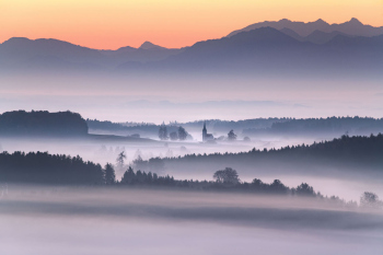 oberbayern-berge-landschaft-kirche-1910260628