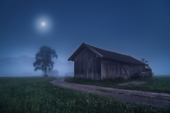 oberbayern-scheune-nebel-2008060426
