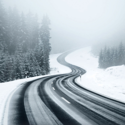 strasse-kurvig-wald-schnee-1601051618