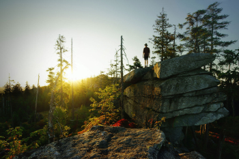 wanderer-bayerischer-wald-sonnenuntergang-1509010649