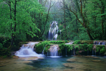 wasserfall-kaskade-moos-gruen-fruehling-1704270749