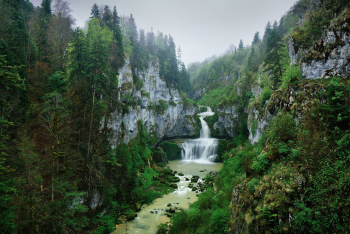 wasserfall-schlucht-jura-1704260845